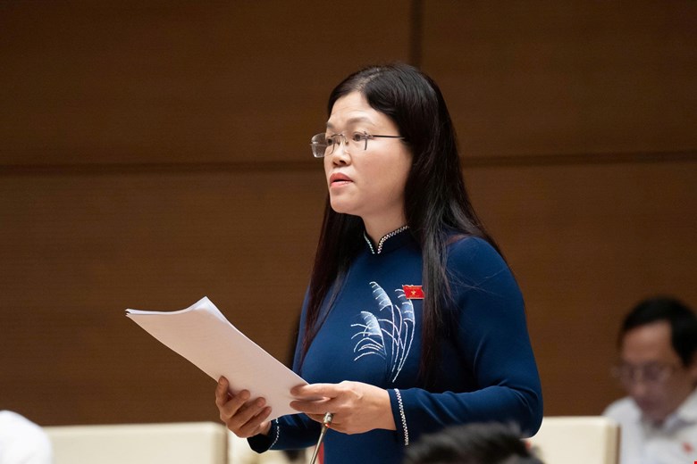 Delegate Luong Thi Hoa proposed to prevent acts of hiding behind deposits and holding seats to illegally mobilize capital when real estate projects do not meet the conditions. Photo: Quochoi. vn