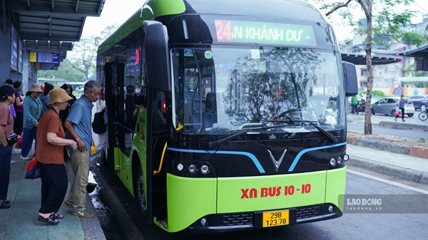 Hanoi increases bus and metro to serve people on September 2nd. Photo: Minh Hanh