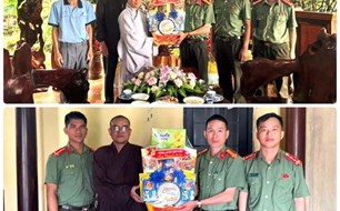 Công an xã Tuy Đức chúc mừng Phật tử nhân Lễ Vu Lan