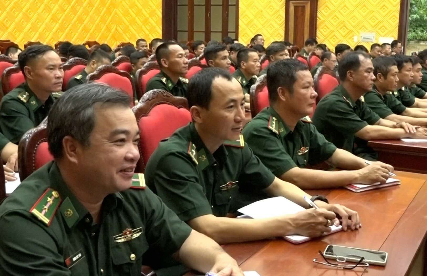 120人以上の国境警備隊員が法律研修を受けました。写真:クアンチ省国境警備隊