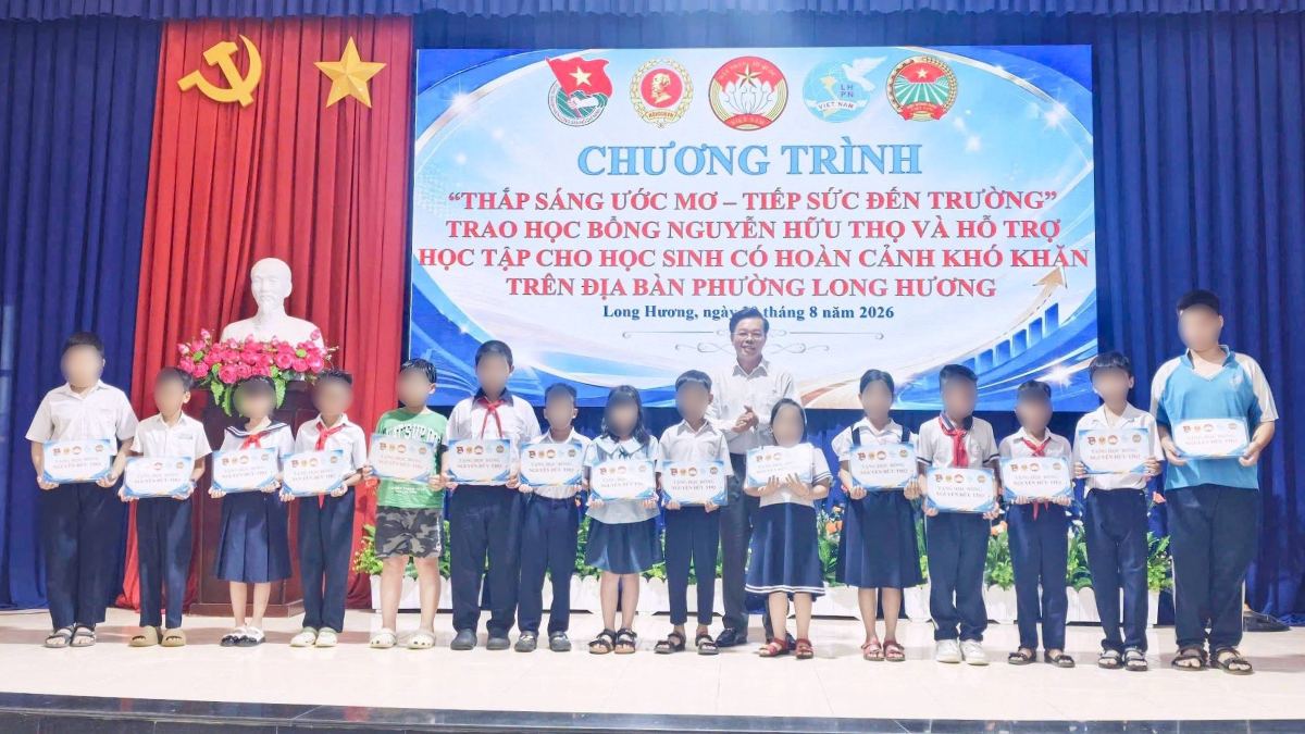 Chairman of Long Huong Ward People's Committee Tran Thanh Dung awards scholarships to students. Photo: Fatherland Front of Long Huong Ward