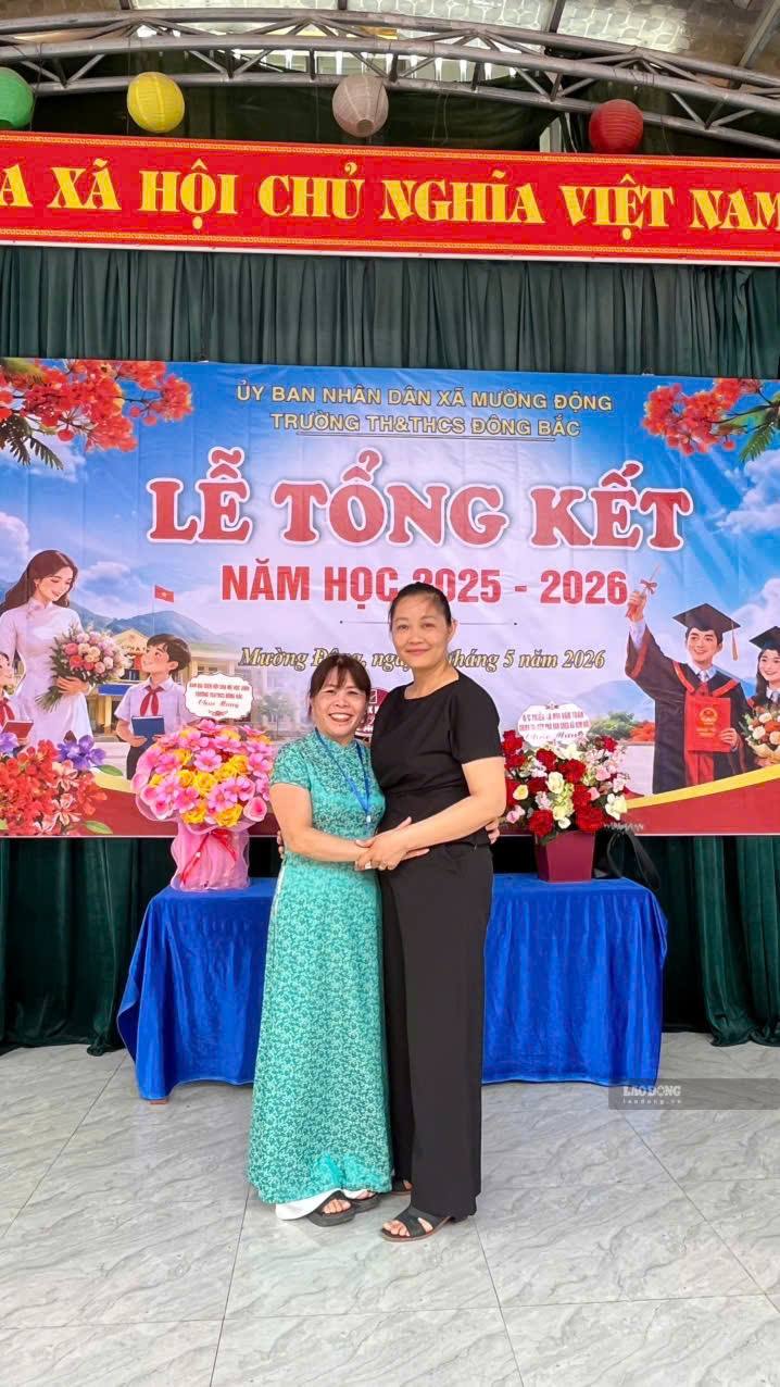Cô giáo Đinh Thị Hậu và học trò cũ. Ảnh: Đinh Đinh