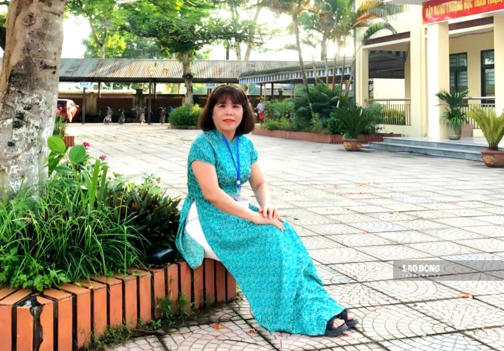 Teacher Dinh Thi Hau, after 27 years as deputy principal in Phu Tho, volunteered to become a teacher. Photo: Dinh Dinh