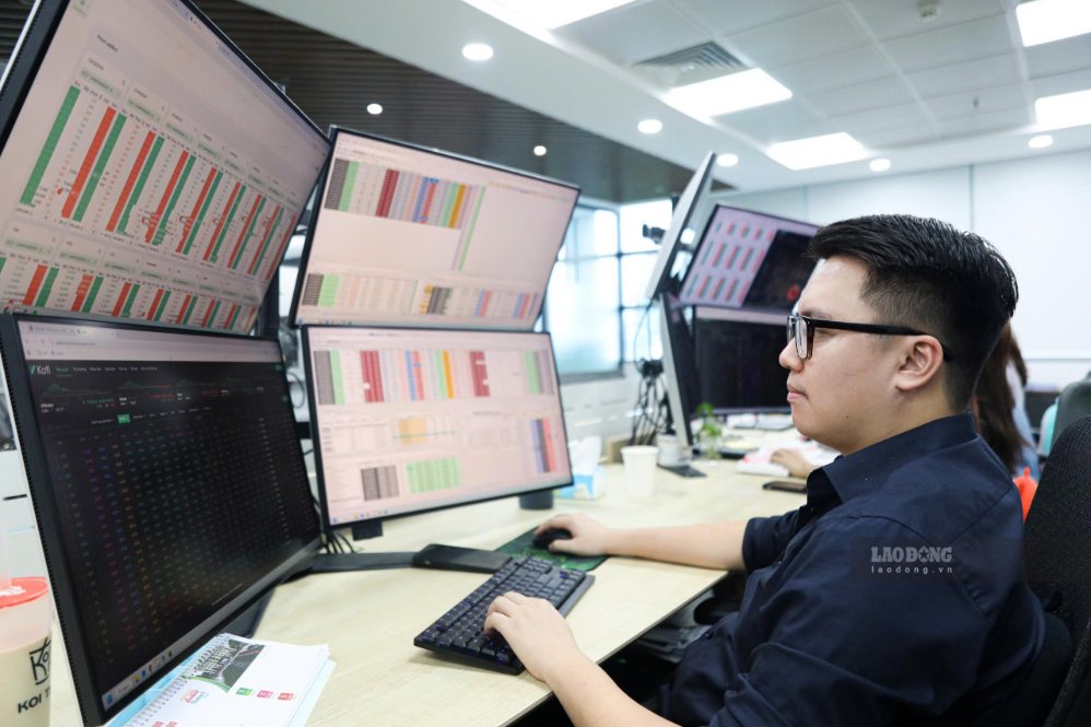 Foreign investors still maintain net selling momentum ahead of the stock market upgrade. Photo: Bao Chuong