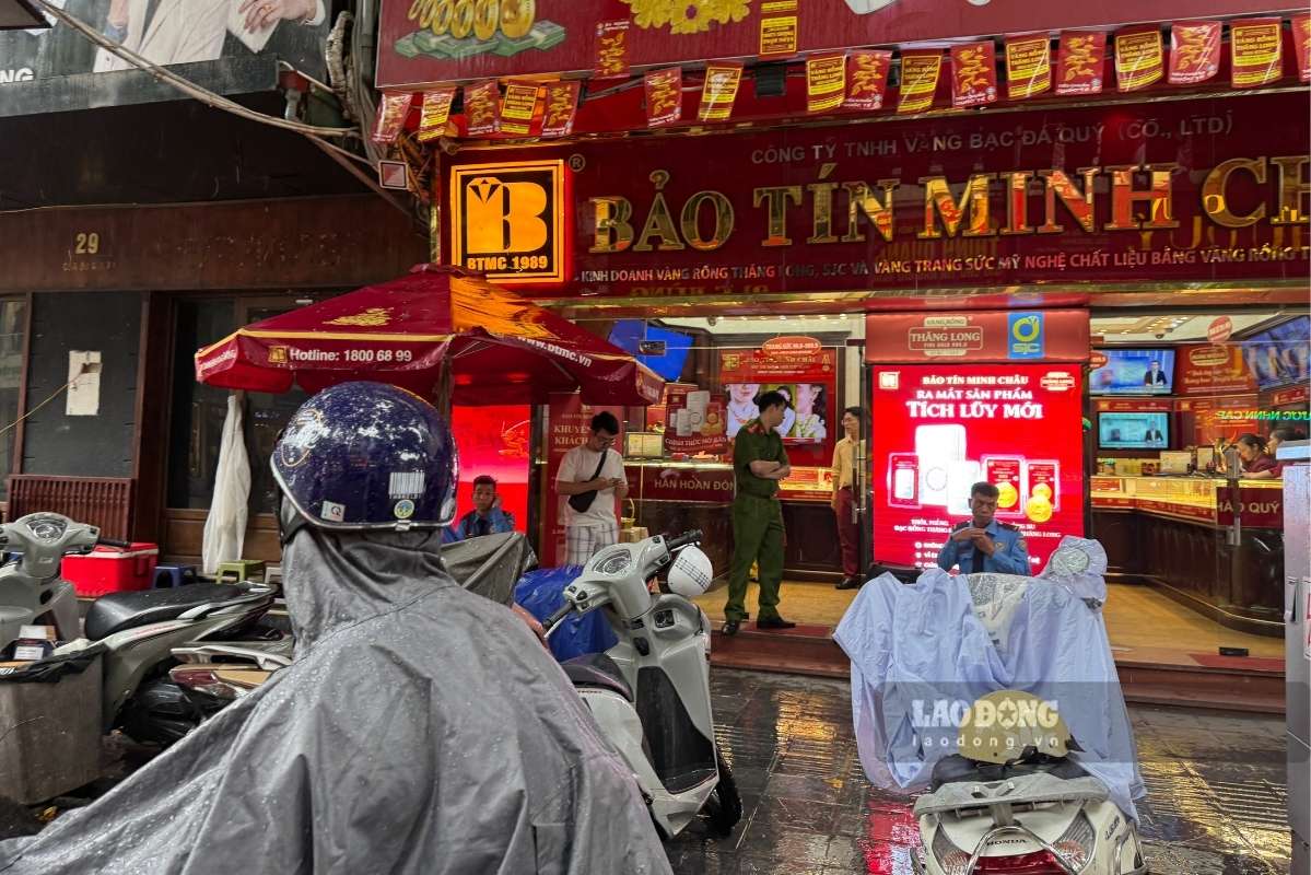 Thời tiết Hà Nội có mưa, người dân vẫn tranh thủ đến cửa hàng giao dịch vàng trong sáng cuối tuần 22.8. Ảnh: Phương Anh