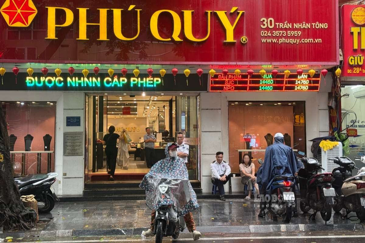 On August 22, the number of people coming to trade gold was not too large, and buying and selling activities took place quite smoothly. Photo: Phuong Anh