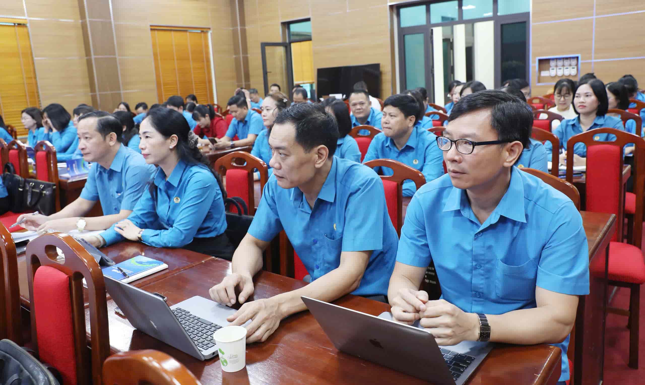 The Vietnam General Confederation of Labor coordinates with the Bac Ninh Provincial Labor Federation to organize a training program on environmental protection and occupational safety and health. Photo: Quyet Chien/Bac Ninh Provincial Labor Federation.