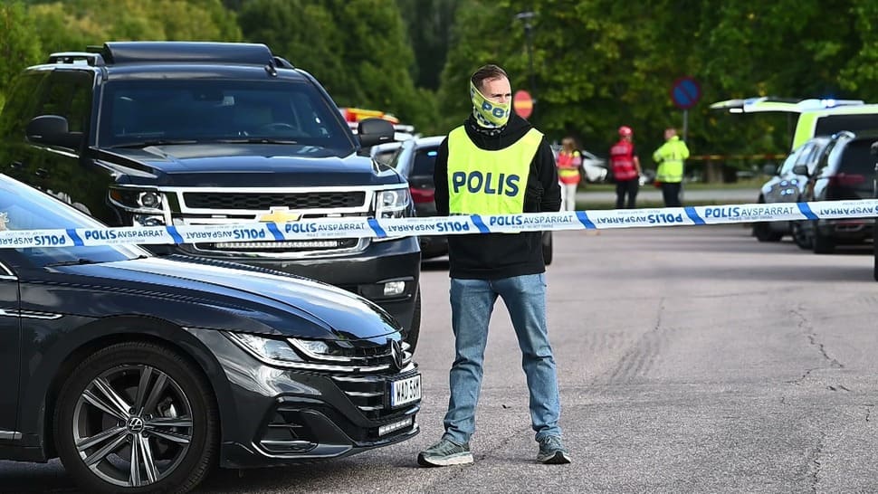 Functional forces outside a school in central Sweden after a sword attack. Photo: AFP