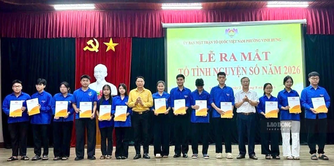 Launching ceremony of 26 digital volunteer groups in Vinh Hung ward, contributing to spreading digital transformation to each residential area. Photo: Pham Chung
