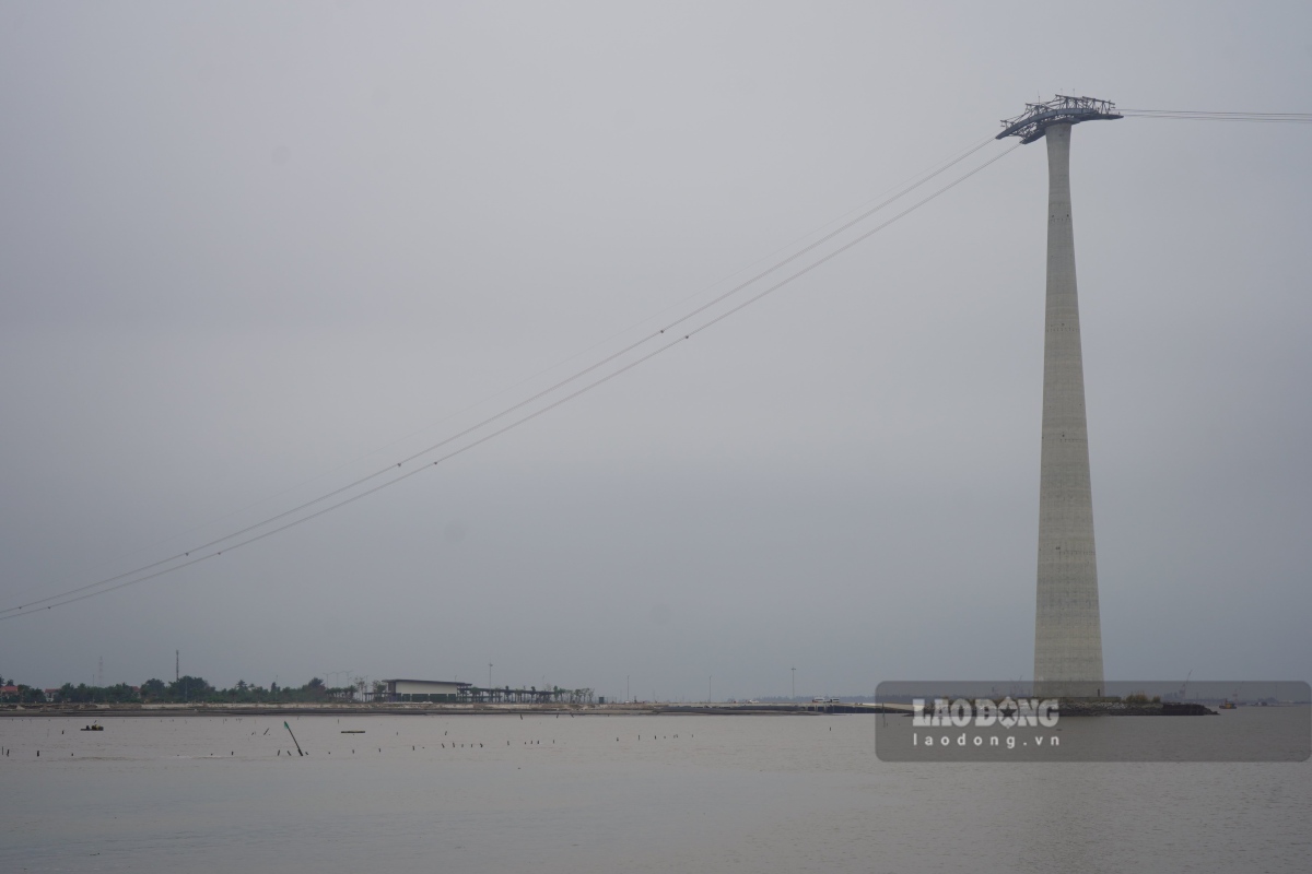 Dong Bai - Cai Vieng ferry stops operating to ensure storm No. 4 safety. Photo: Mai Dung
