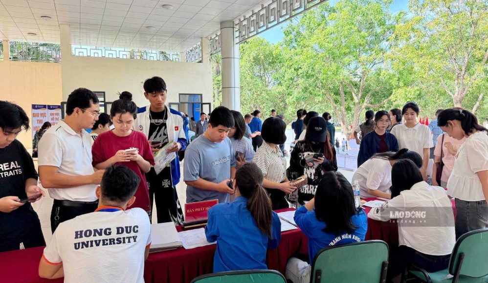 Thanh Hoa continues to implement policies to support pedagogical students. In the photo: Hong Duc University welcomes students of course 29 - the first course after the merger. Photo: Tran Lam