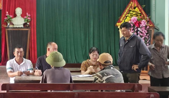 Antes de revisar y aclarar la responsabilidad de los individuos y colectivos relacionados, el Comité Popular de la comuna de Vinh Thuy ha rectificado y pagado íntegramente el dinero de apoyo para rectificar la producción agrícola dañada por los desastres naturales. Foto: Comité Popular de la comuna de Vinh Thuy