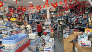 La pénurie de manuels scolaires oblige de nombreux parents à se rendre constamment dans les magasins pour acheter. Photo: Hoàng Lộc