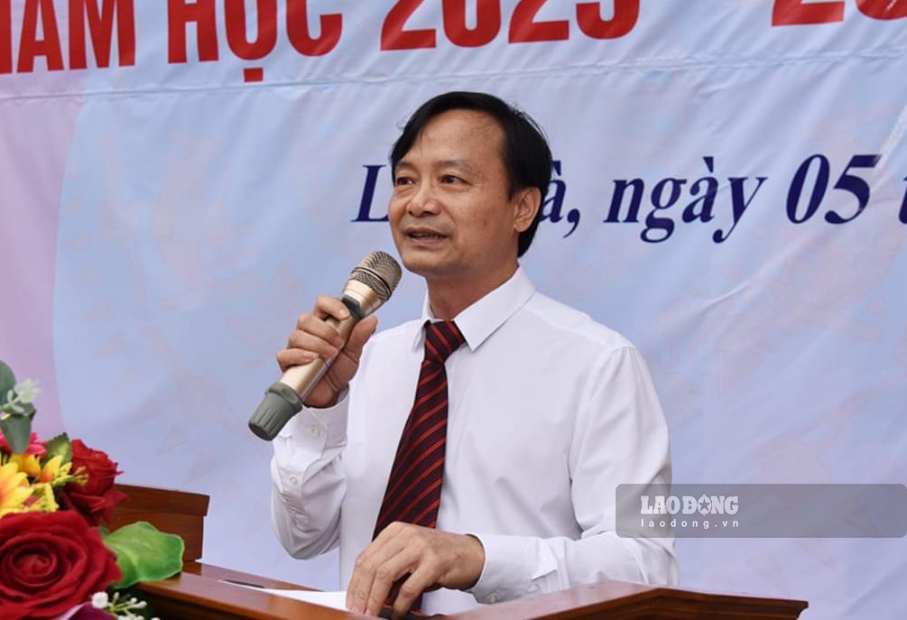 Thầy Nguyễn Hữu Danh - Hiệu trưởng Trường THPT Nguyễn Đổng Chi đã gửi đơn tự nguyện xin làm giáo viên đứng lớp. Ảnh: Trần Tuấn