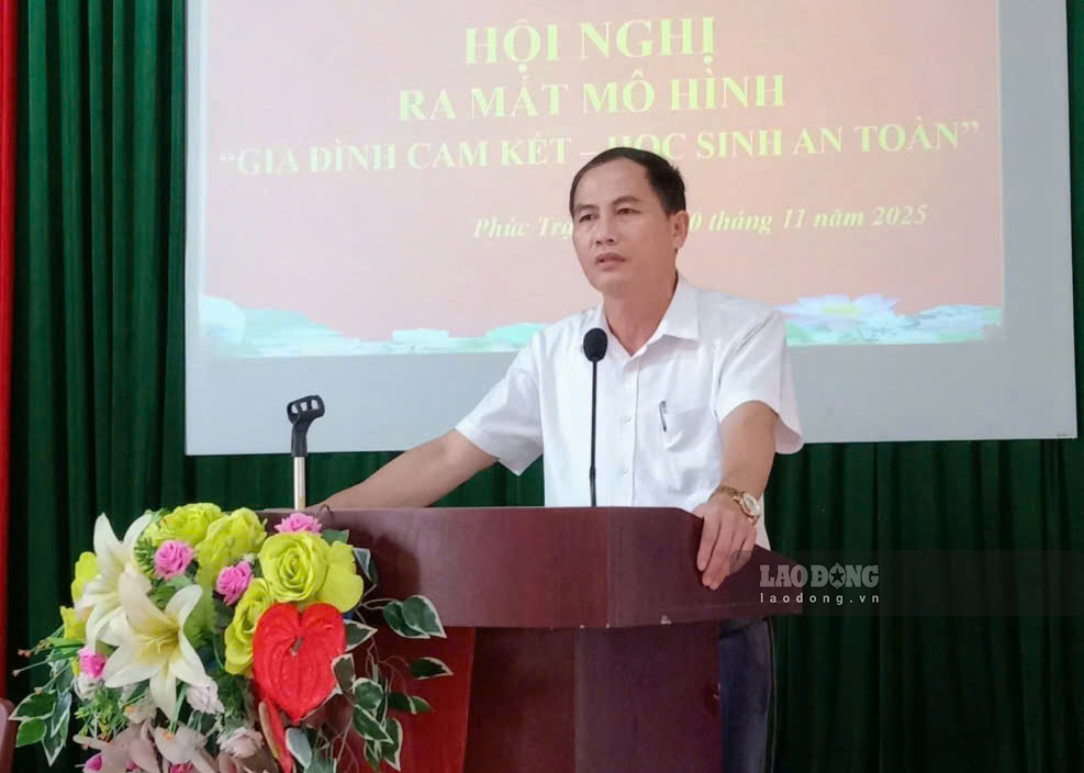 Teacher Mai Van Hai - Vice Principal of Phuc Trach High School voluntarily applied to become a teacher. Photo: Tran Tuan