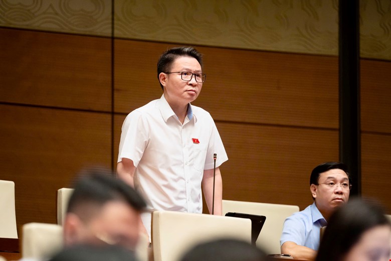 Delegate Nguyen Minh Tuan requested that advertising information of real estate investors must be truthful and honest. Photo: Quochoi. vn