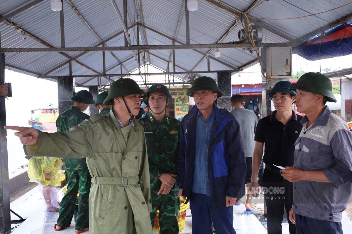 Phó Chủ tịch UBND phường Đồ Sơn kiểm tra công tác phòng chống bão số 4 tại cảng cá Ngọc Hải. Ảnh: Duy Tú
