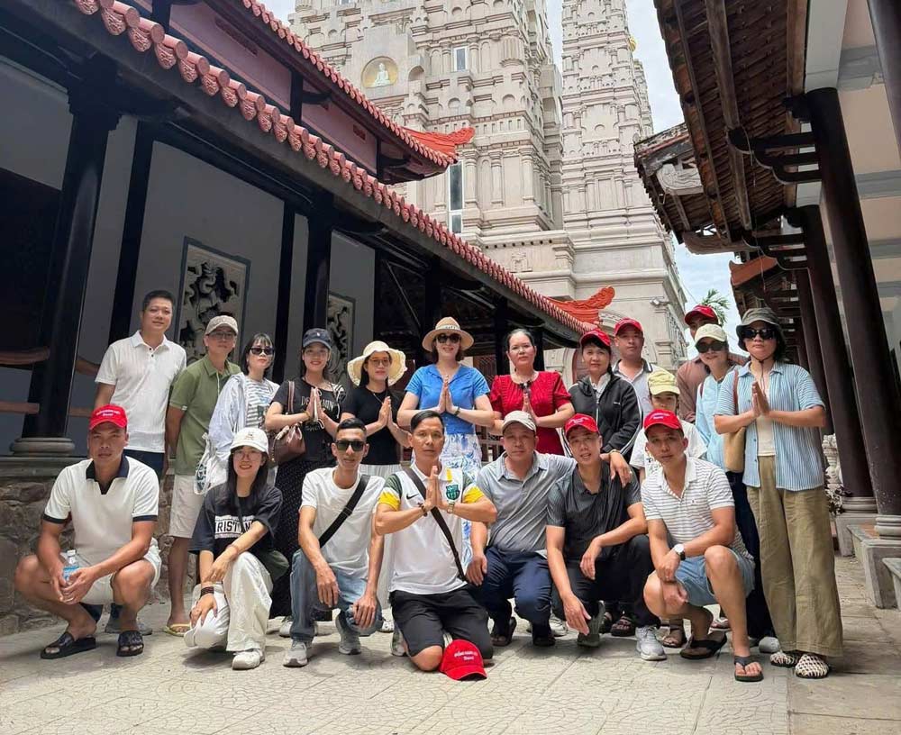 The grassroots trade union of the My Son World Cultural Heritage Management Board (Da Nang) organizes a program of sightseeing combined with learning and practical experience for union members. Photo: Nam Phuoc Trade Union