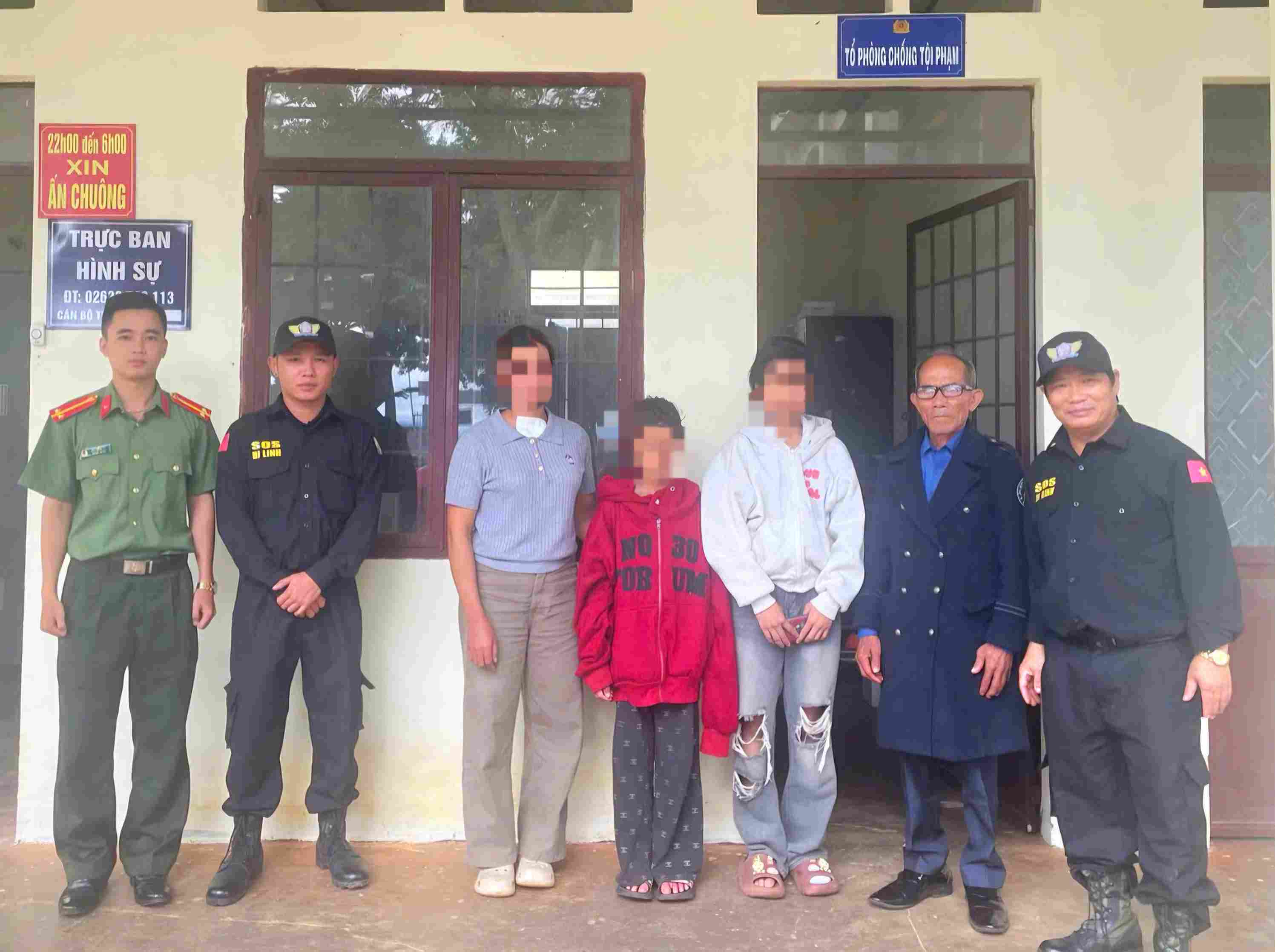 The two girls were found by functional forces after a period of losing contact with their families. Photo: Dinh Trang Thuong Commune Police