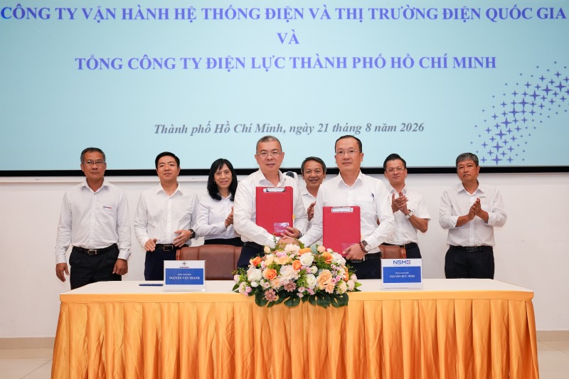Representatives of EVNHCMC and NSMO sign a cooperation agreement to strengthen coordination in power system operation, data sharing, load forecasting and management of distributed energy sources in the new period. Photo: EVNHCMC provided