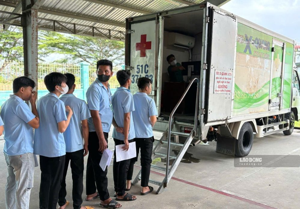 Xe chụp X-quang được đơn vị y tế đưa tới để khám sức khỏe cho công nhân Công ty TNHH quốc tế Right Rich. Ảnh: Duy Tuấn