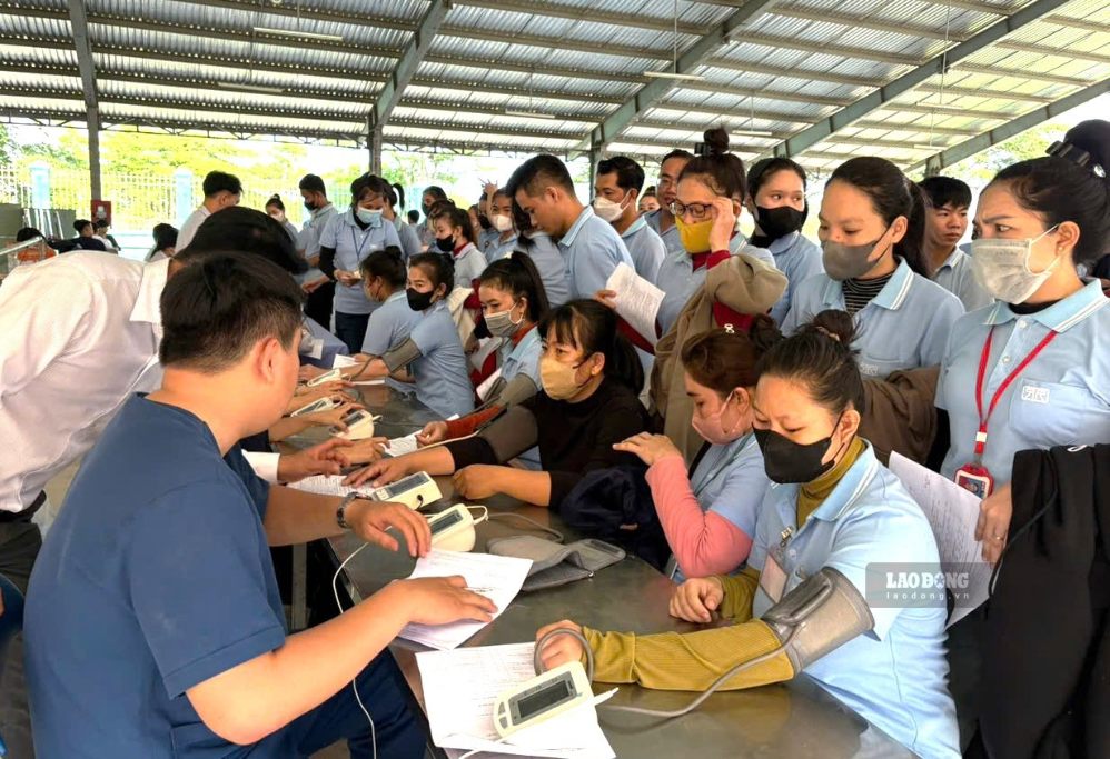 Workers are given periodic health check-ups by doctors right at the company. Photo: Duy Tuan