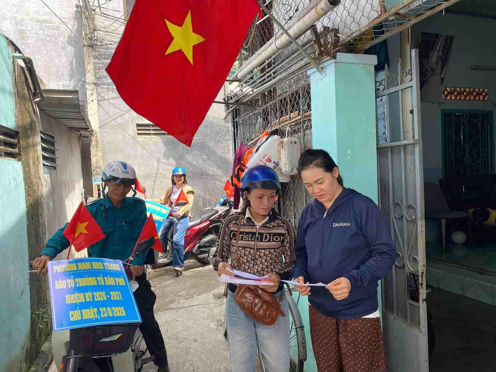 People are propagated and informed about the election of the head of the residential group. Photo: Nam Nha Trang Ward Front