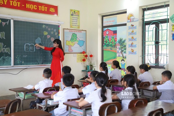 The time contract teachers have taught and paid compulsory social insurance is added to the time of calculating seniority allowance for teachers, not counting probationary time. Photo: Tuong Van