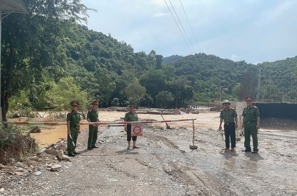 Tam Thai Commune Police set up barriers to warn vehicles and people passing through flooded bridges. Photo: Nghe An Police