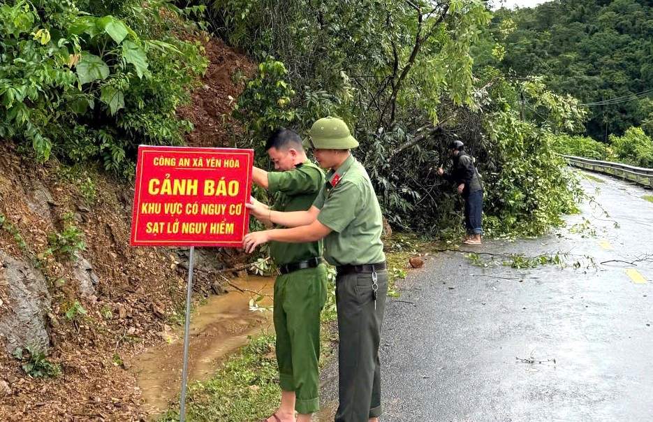 Công an xã Yên Hòa kiểm tra các khu vực có nguy cơ sạt lở và cắm biển cảnh báo. Ảnh: Công an Nghệ An