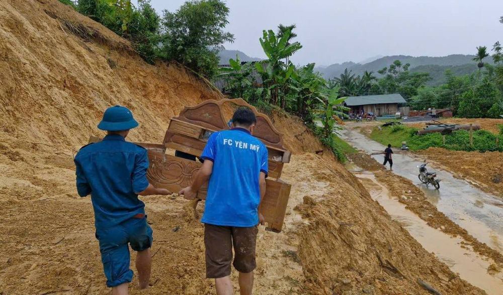 Lực lượng chức năng xã Tân Thành, tỉnh Thanh Hóa giúp hộ dân di chuyển tài sản đến nơi an toàn. Ảnh: UBND xã Tân Thành cung cấp.