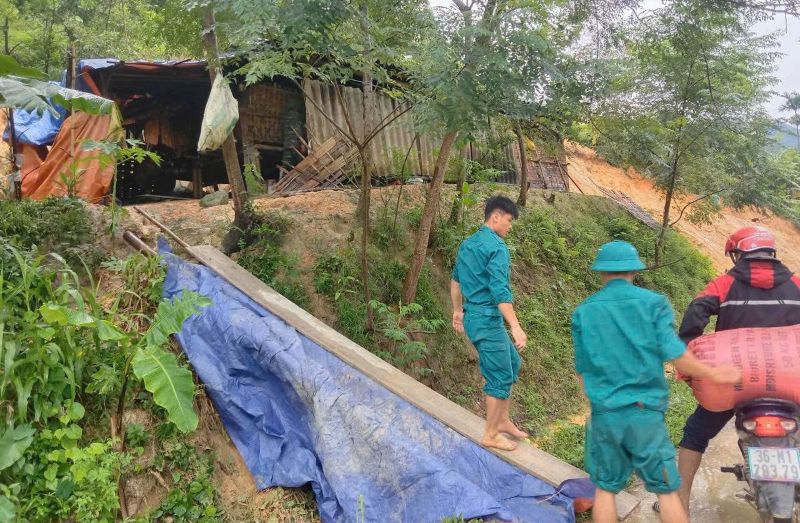 Functional forces of Tan Thanh commune, Thanh Hoa province support households to evacuate and move assets to safe places. Photo: Tan Thanh Commune People's Committee provided