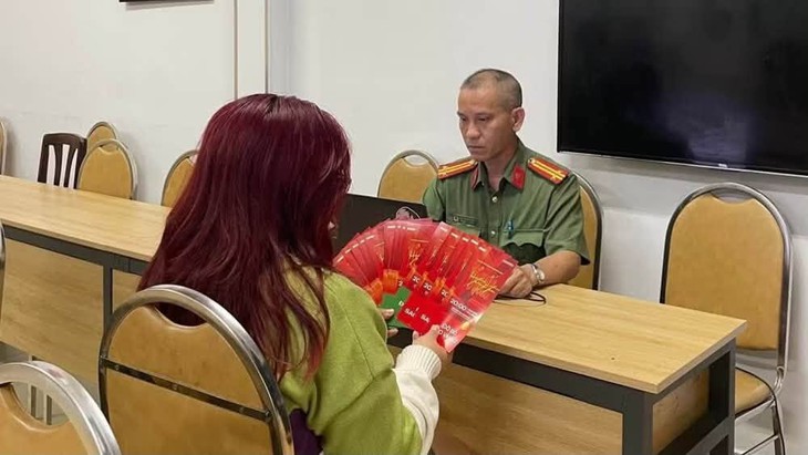 Một trong hai trường hợp rao bán vé mời concert "Tổ quốc trong tim" bị mời làm việc. Ảnh: PA05

