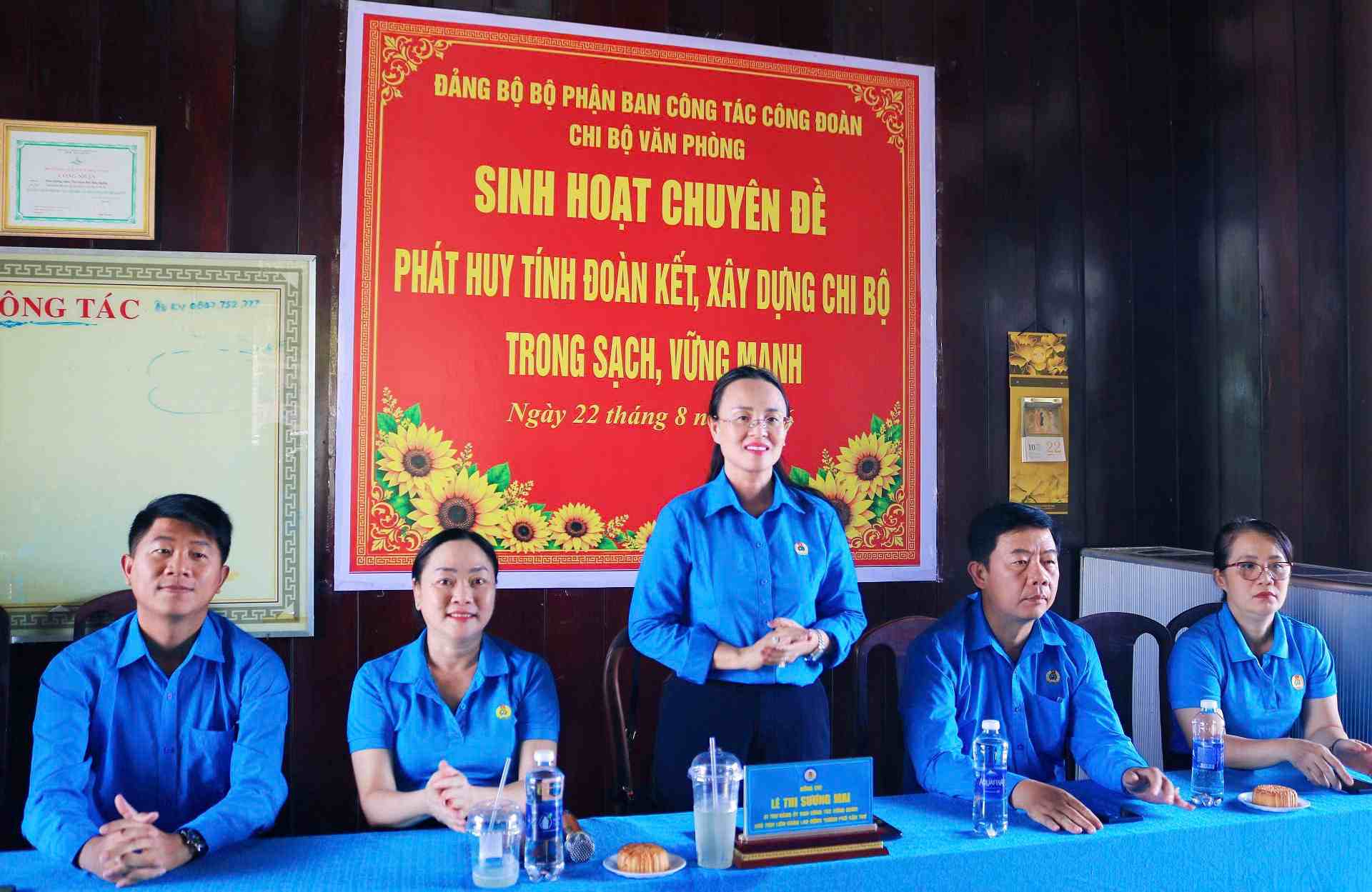 Comrade Le Thi Suong Mai - Secretary of the Party Committee, Chairman of the Can Tho City Labor Federation - spoke at the thematic meeting. Photo: Can Tho City Labor Federation