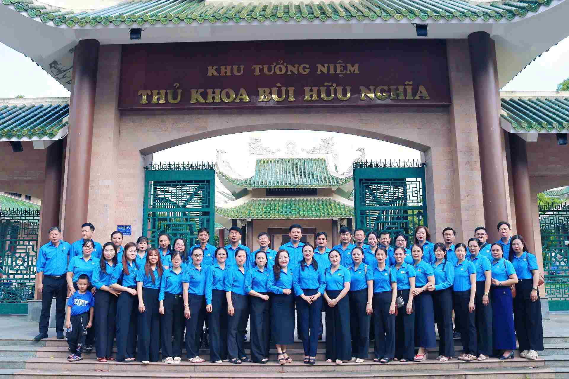 Trước buổi sinh hoạt chuyên đề, các đảng viên đã được tham quan và nghe thuyết minh về khu tưởng niệm Thủ khoa Bùi Hữu Nghĩa. Ảnh: LĐLĐ TP Cần Thơ