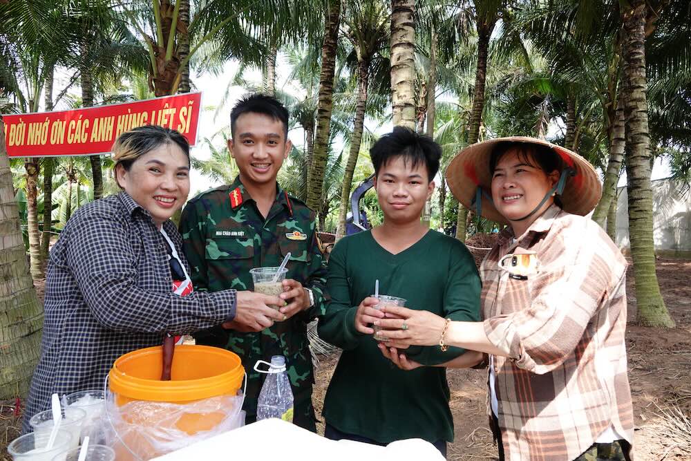 Many women in the neighborhood also prepare meaningful meals, adding strength to officers and soldiers on duty to find martyrs' remains in coconut gardens in Dong Thap. Photo: Ngoc Han