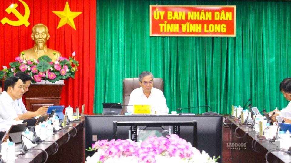 Leaders of Vinh Long Provincial People's Committee requested to accelerate the progress of overcoming dangerous landslide points. Photo: Hoang Loc