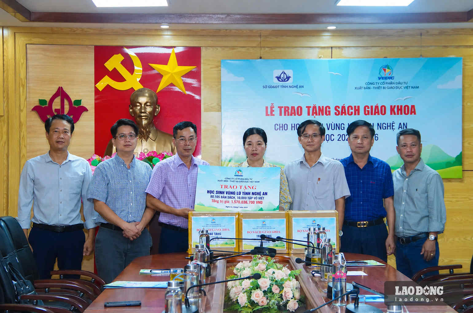 Vietnam Education Publishing and Equipment Investment JSC donates textbooks worth more than 1.5 billion VND to students in Nghe An province. Photo: Duy Chuong
