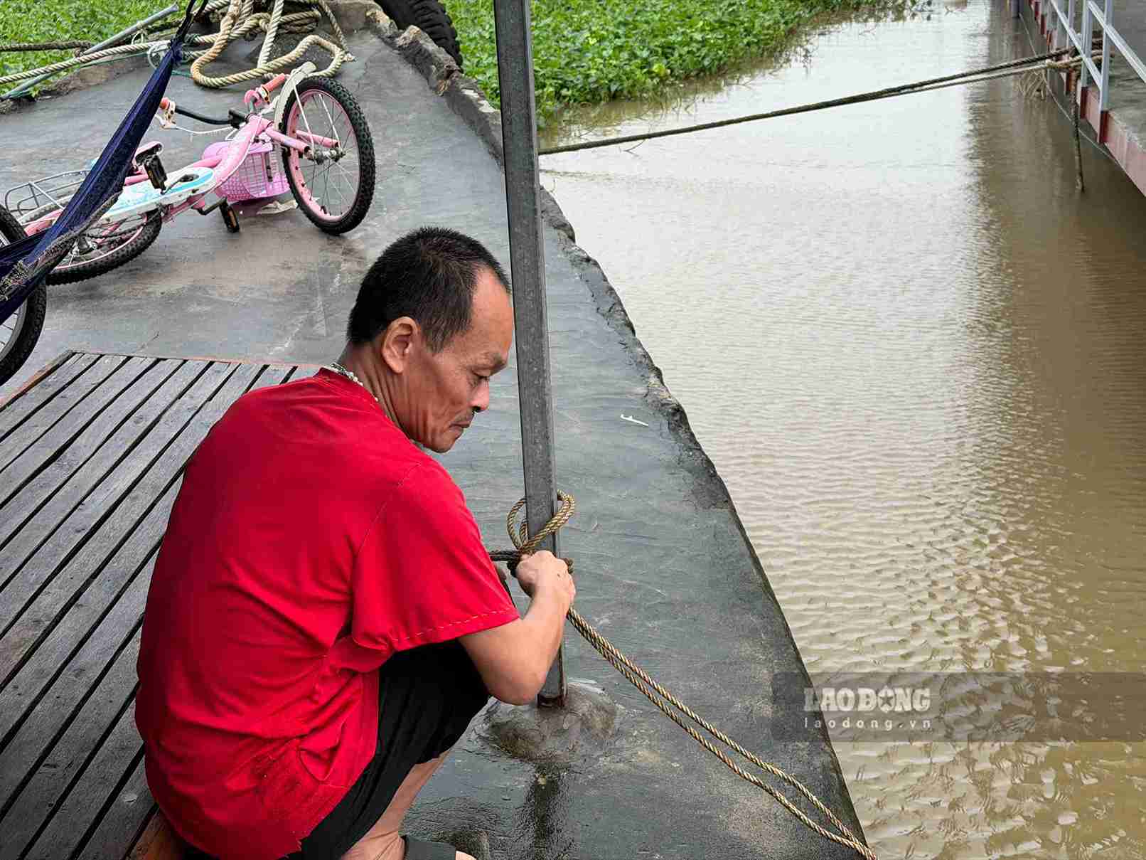 Người dân chủ động neo giữ phương tiện, sẵn sàng ứng phó với thời tiết xấu. Ảnh: Mai Hương