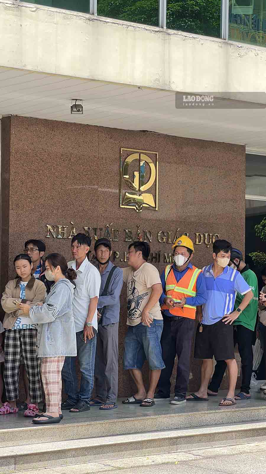 Phụ huynh ở TPHCM chờ mua sách giáo khoa trong ngày 22.8. Ảnh: Như Quỳnh
