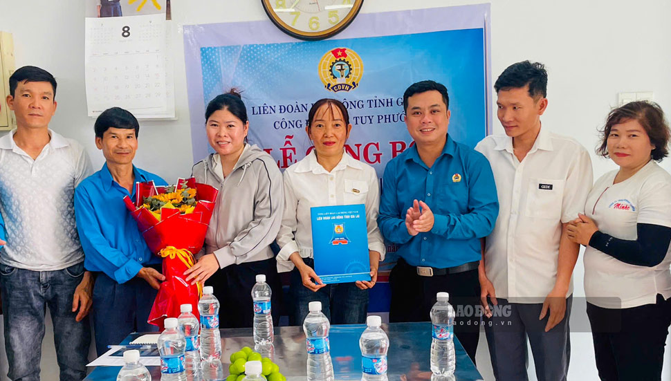 Handing over the decision to establish the grassroots Trade Union of MINHO FASHION Co., Ltd. Photo: Thanh Binh