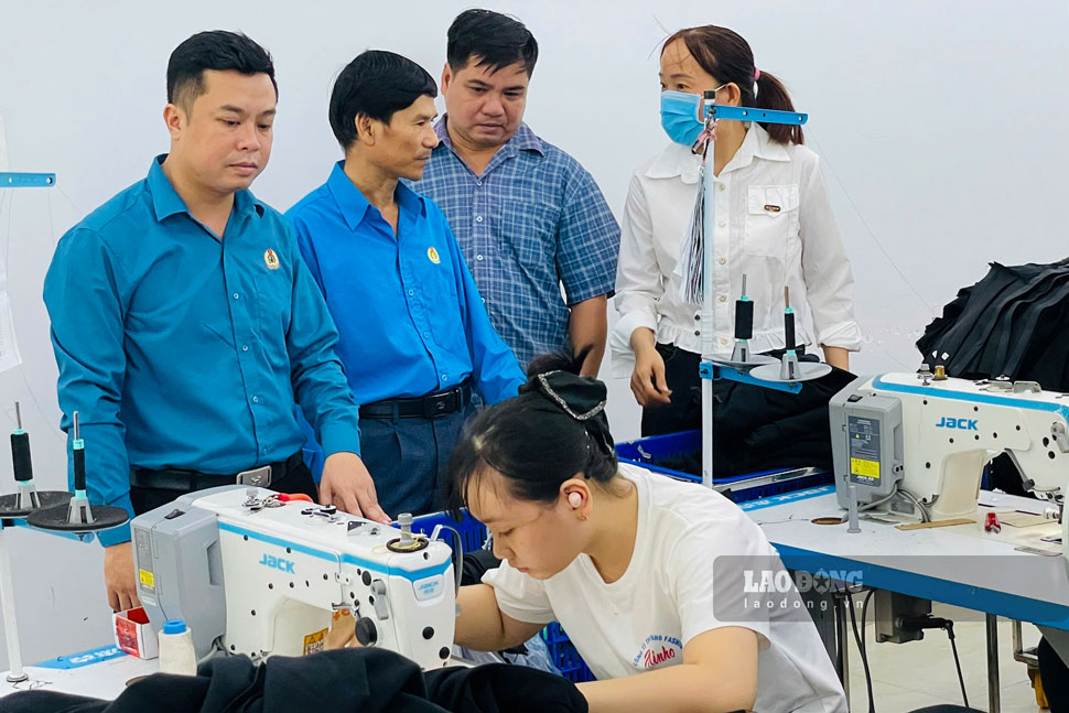 Công đoàn xã Tuy Phước tham quan nơi làm việc của người lao động. Ảnh: Thanh Bình