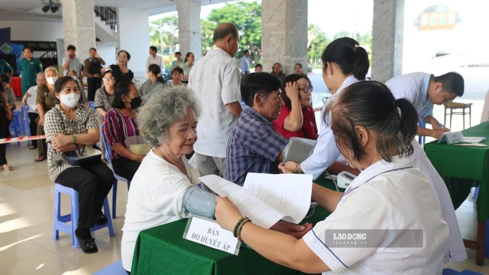 Người dân phường An Hội tham gia khám sức khỏe miễn phí. Ảnh: Hoàng Lộc