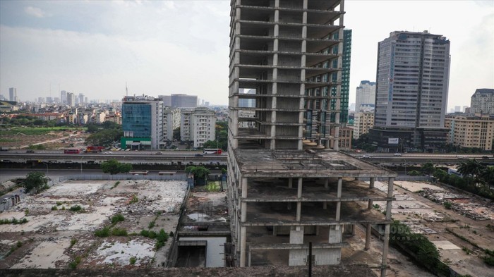 The Prime Minister requested to urgently update, review, synthesize, classify and propose solutions to remove difficulties and obstacles for backlog and prolonged projects. Photo: To The