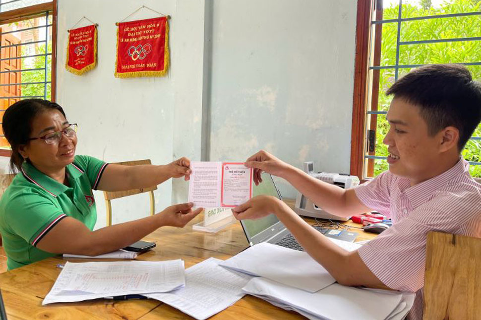 Women union members deposit savings at An Lao VBSP. Photo: Gia Lai Trade Union