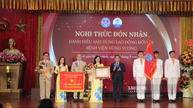 Hung Vuong Hospital in Ho Chi Minh City is honored to receive the title of Labor Hero. Photo: Nguyen Ly