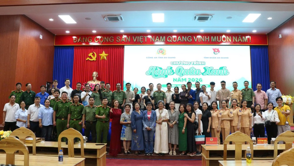 The program is aimed at people and children still facing difficulties in the border area of An Giang province. Photo: Tien Dung/An Giang Police