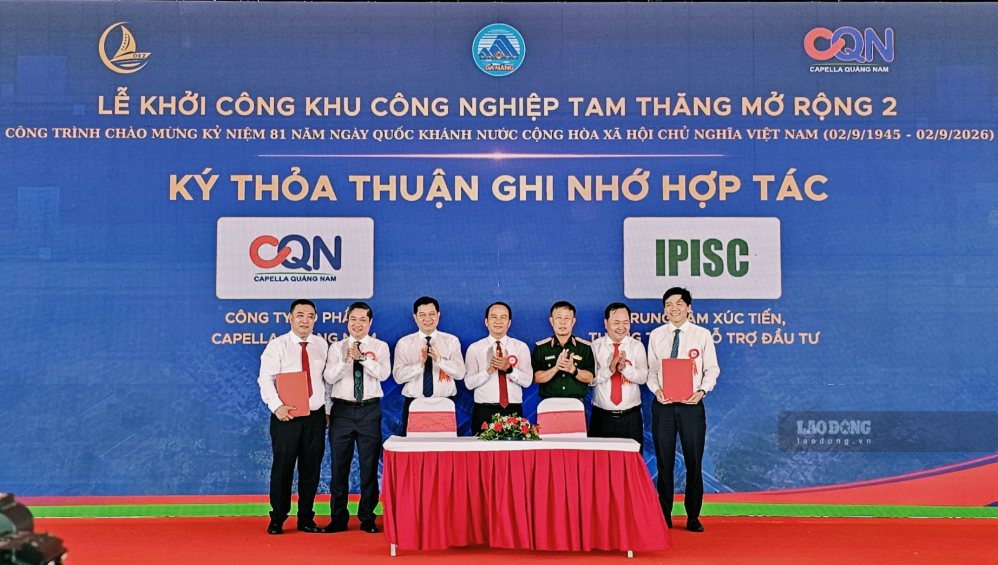 Các doanh nghiệp ký thỏa thuận hợp tác vào Khu Công nghiệp Tam Thăng mở rộng 2 (Đà Nẵng) tại lễ khởi công. Ảnh: Nguyễn Hoàng