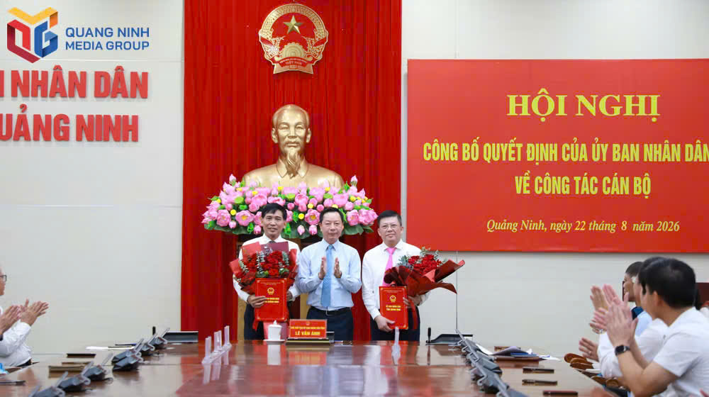 Mr. Le Van Anh - Vice Chairman of Quang Ninh Provincial People's Committee - presents the Decision to transfer and appoint Mr. Nguyen Tien Dung and Tran Viet Dung. Photo: Newspaper and Radio, Television of Quang Ninh province