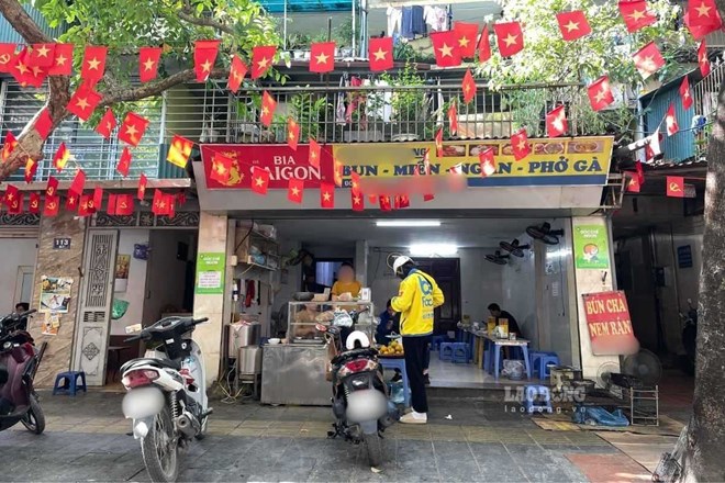 Business households are not required to hang signs just to identify headquarters, but if violated, they may be fined. Photo: Thanh Binh.